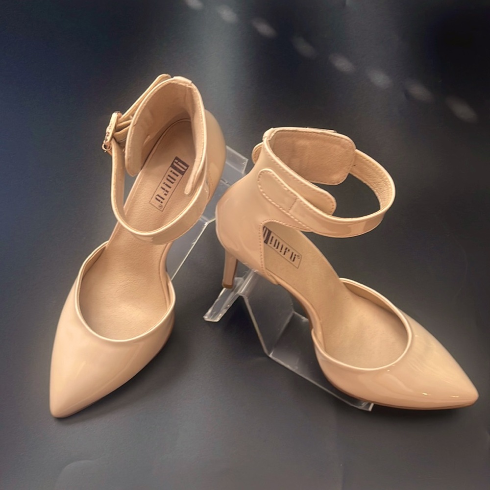 Unworn sz 7 heels in camel!!